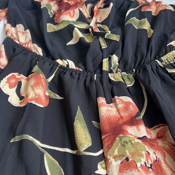 Black and floral cold shoulder shorts romper jumpsuit flare sleeve - Picture 16 of 16